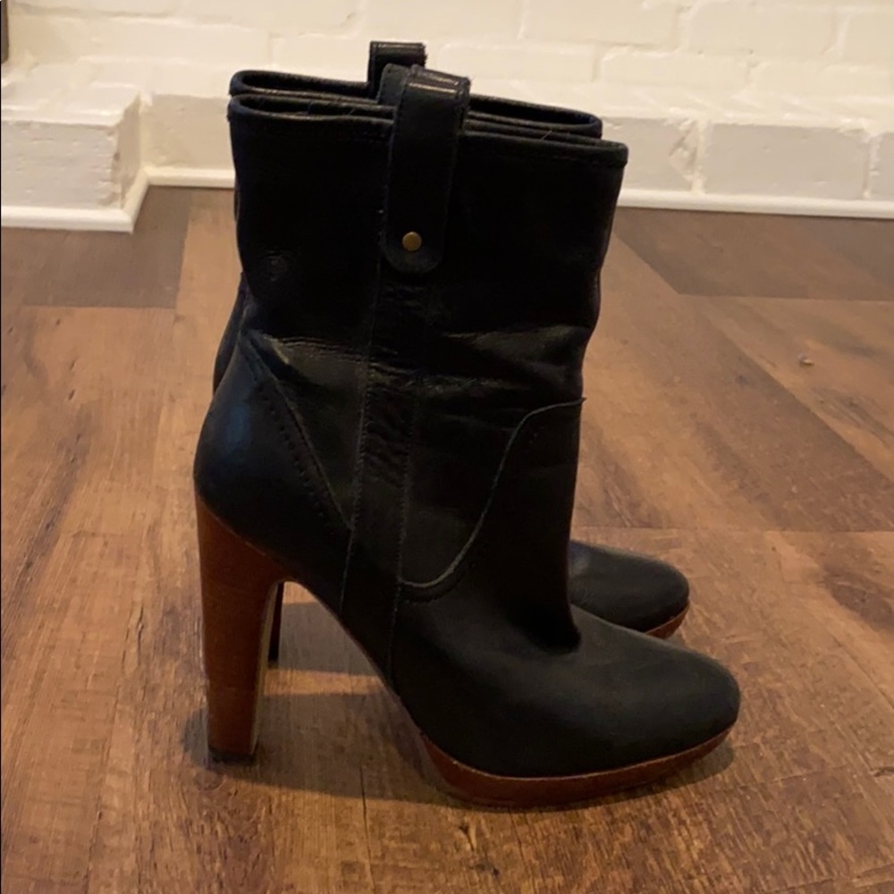 💫 Black leather booties 💫